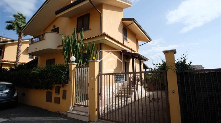 VILLA IN VIA FIUMARINE CATONA - RIF. V176/21