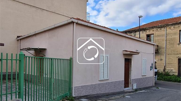 Casa indipendente con cortile Rif. V191/21
